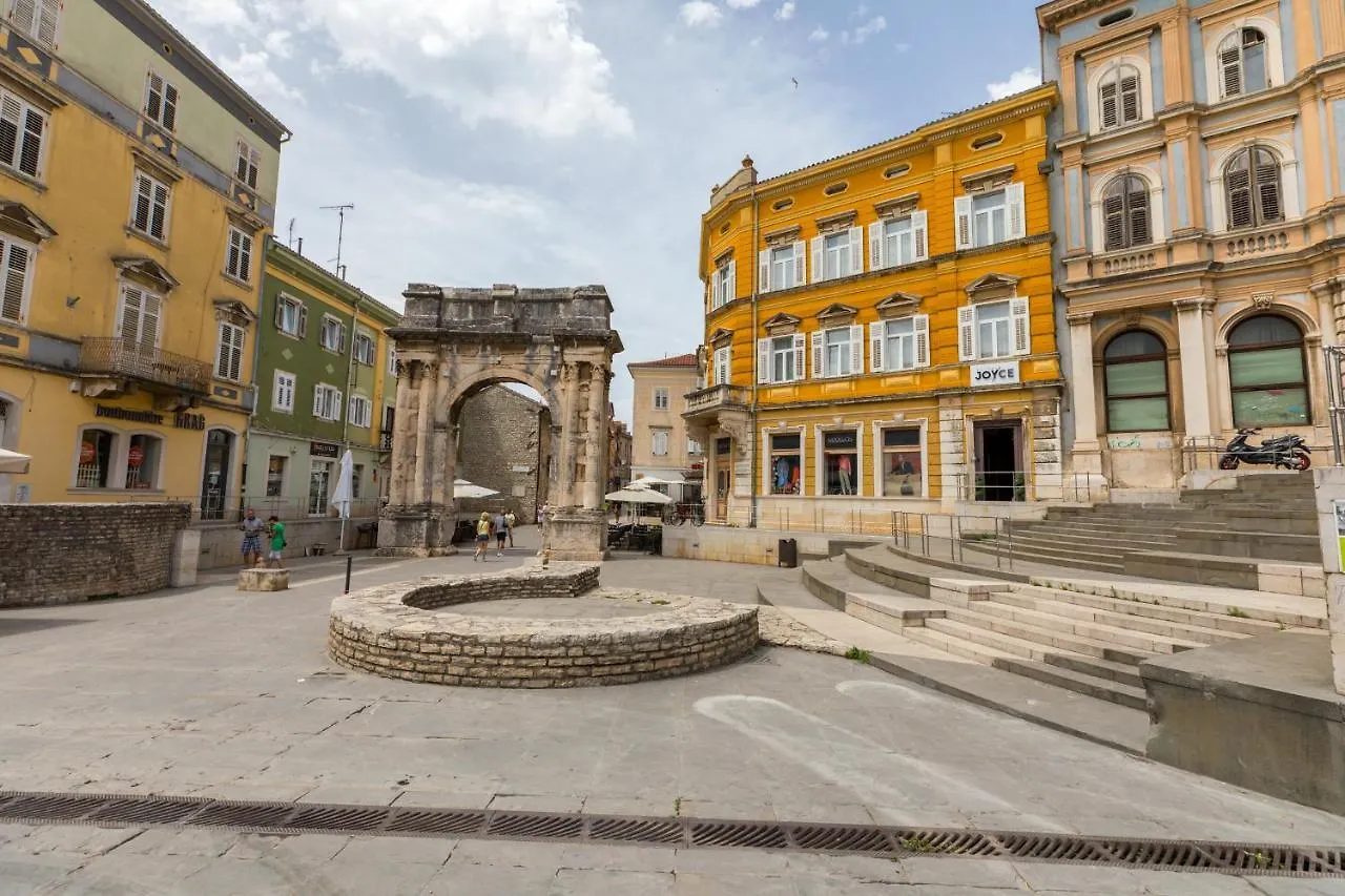 Apartment Lorilu Pula 0*,